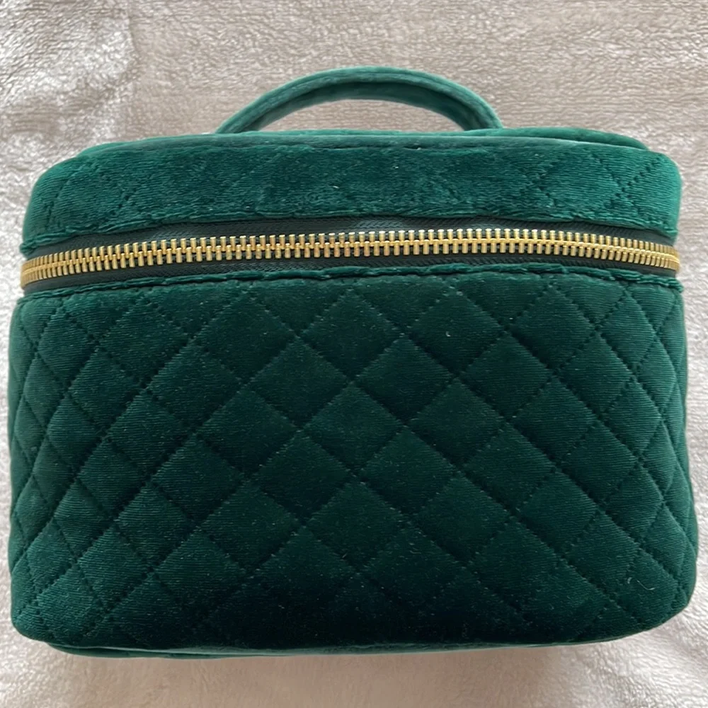 STONEY CLOVER LANE NWT GREEN QUILTED VELVET VANITY CASE
